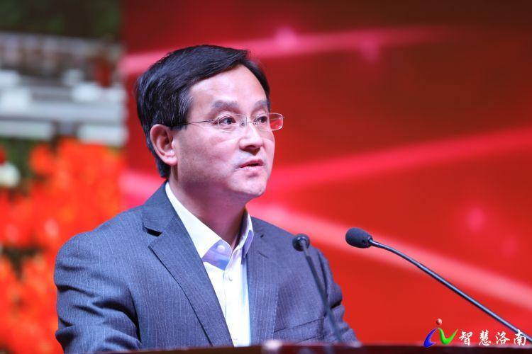 常务副县长袁礼锋进行了项目推介,商洛市委副书记张岗岭做了重要讲话