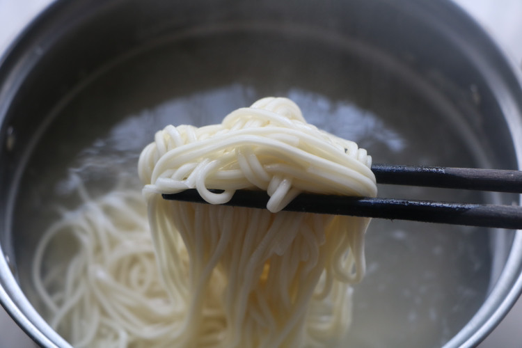 3,锅内倒入适量植物油,油热后放入面条翻炒几下;4,倒入生抽,老抽,盐