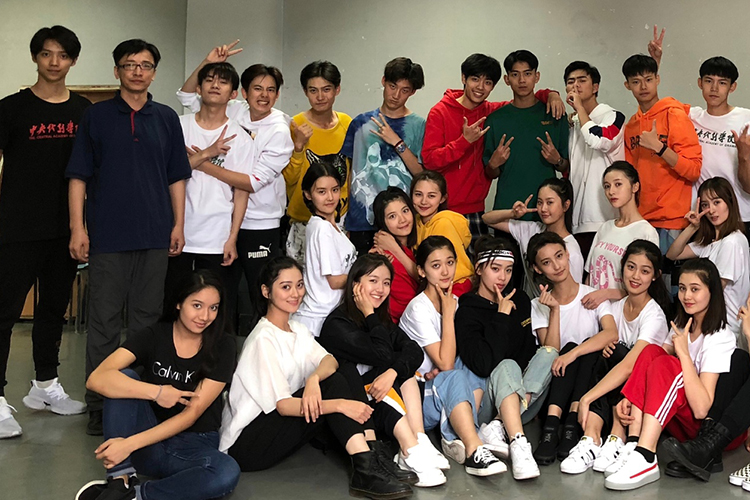 娱讯:于正宁静合作|路边摄影师刘昊然|中戏大一新生合影