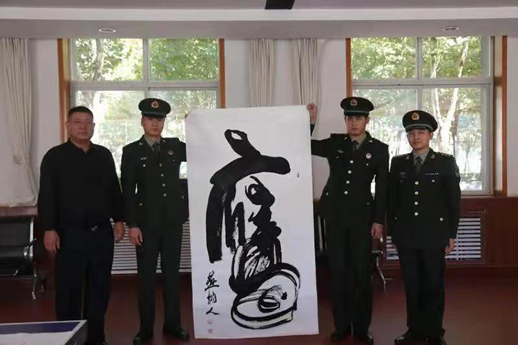 李忠文会长感触颇深,现场题字赠予该部队.