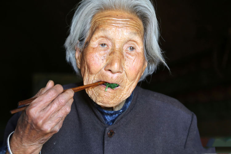 山西农村108岁网红老太太,整天喝酒打麻将,看她生活成啥样