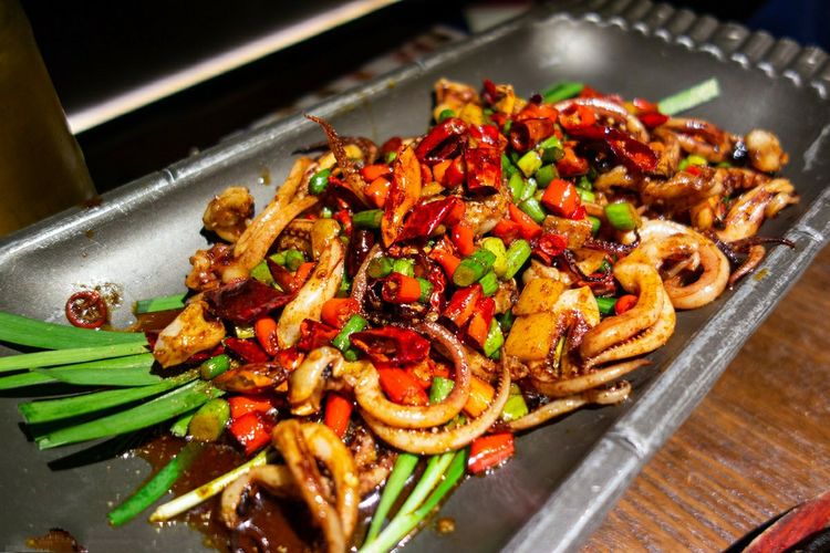 铁板烤鱿鱼是小吃摊最火爆的小吃之一了.很多人也是喜欢吃鱿鱼.