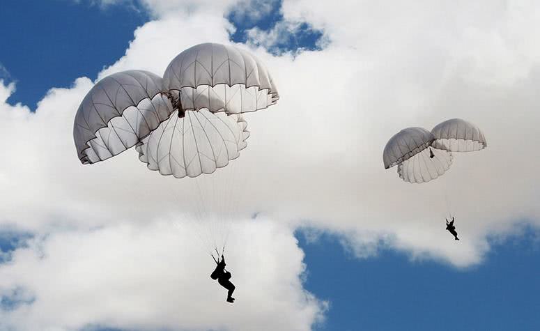 空降兵离机跳伞落地,降落伞最后如何处理?自有妙招根据任务而定