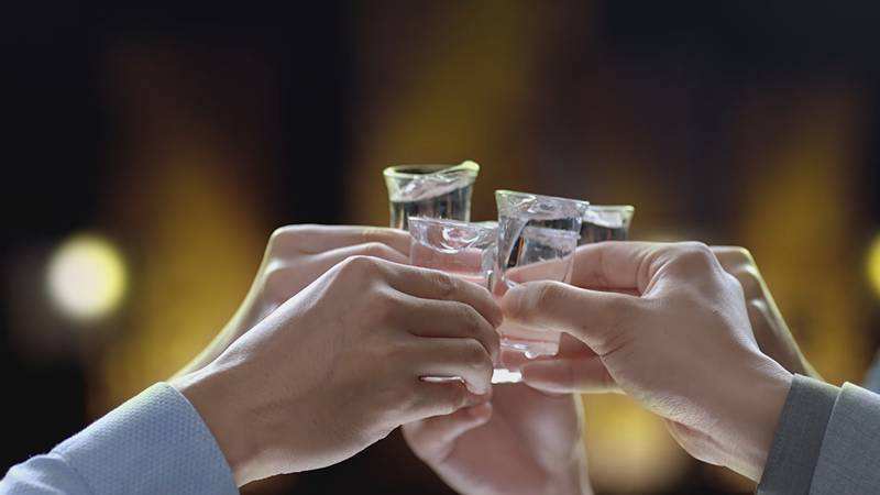 夏天能喝白酒吗?为什么喝白酒能养生?