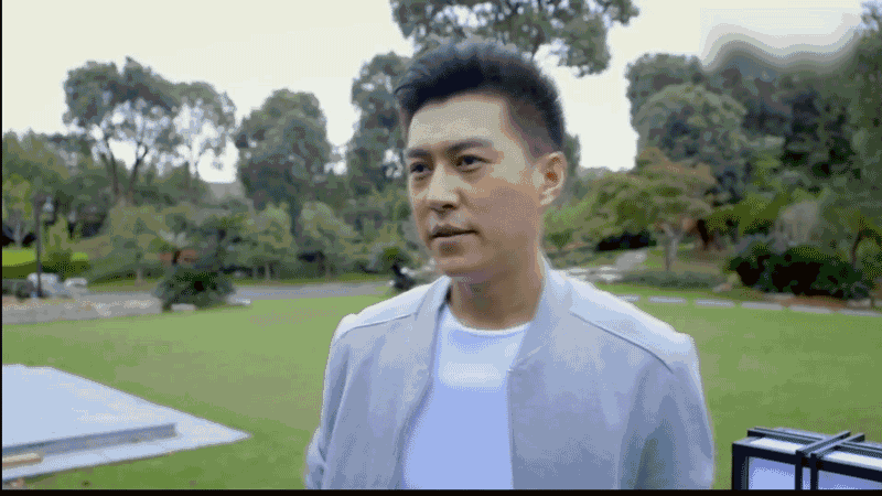 靳东衣品有点迷!这样一身就去秀时装周,网友:全靠老干部气场撑