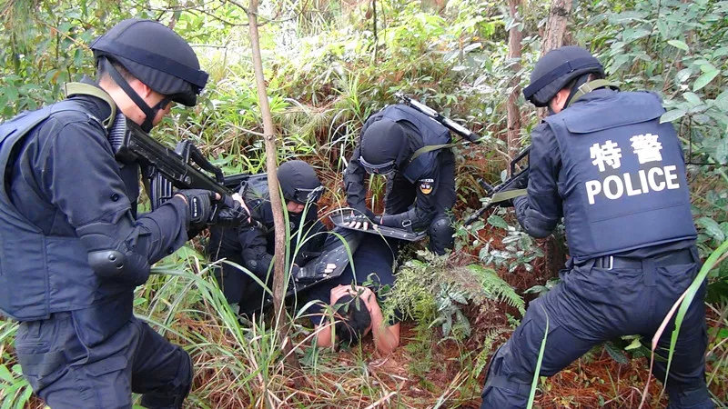 帅气桐梓特警开展冬季山地丛林作战演练