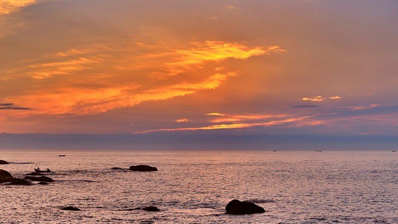 日出日落的太阳是橙红色的正午的太阳是黄白色的这是为什么