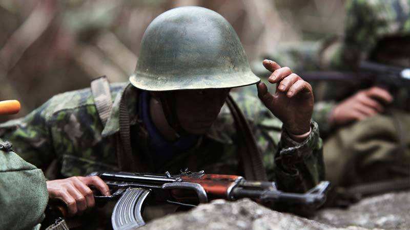 当班长余泽忠和全班战友粉碎敌人的反扑后,发现牛先民已昏倒在工事内.