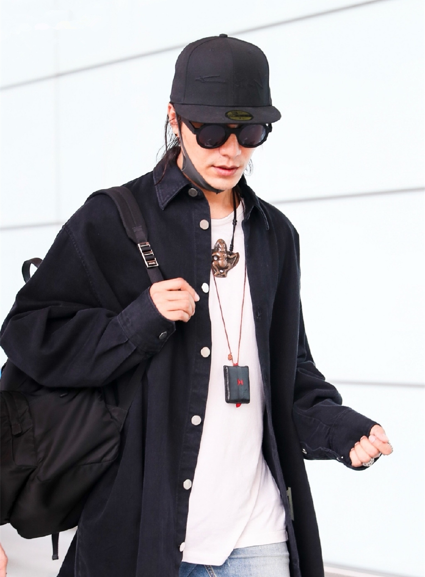 42岁陈坤越活越年轻机场街拍像模特男人长相俊美是什么体验