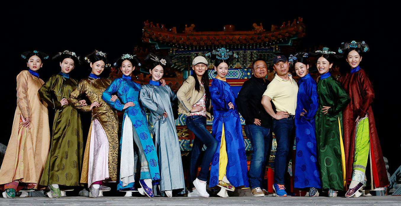 《如懿传》剧组重聚,周迅少女感回归,霍建华喝酒庆祝脸通红