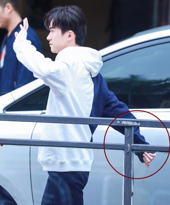 粉丝大呼我爱你易烊千玺听到后紧张到捏衣角太可爱了