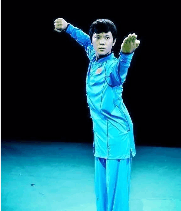 他来自农村, 万人中获成龙赏识, 15岁闯好莱坞, 如今是中外小打星