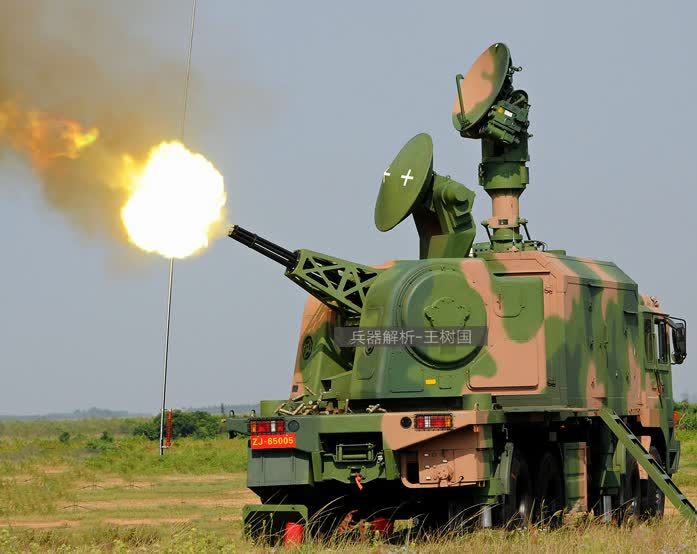 陆军陆盾2000近程防空系统,起源于海军ak730近防炮,采用7管30毫米速射