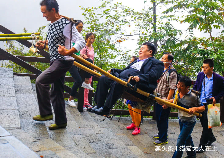 发挥出来了,湖北恩施大峡谷里的这群轿夫,已经在这里抬轿了有6年之久
