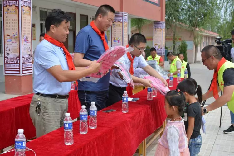 我市各界团体在中卫市郝家塘小学红领巾心向党庆祝建党97周年慰间