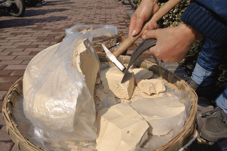 听见"叮叮——嘡"的敲击声,那是用一把小锤敲在弯成马蹄形糖刀上的