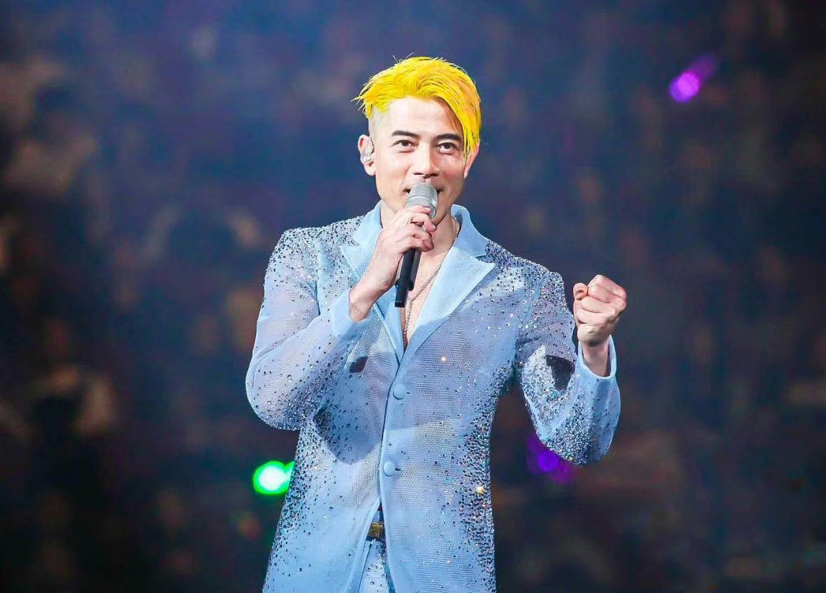 黄色背头配西装诠释有颜任性,天王果然不一般|郭富城|发型|发色_新浪