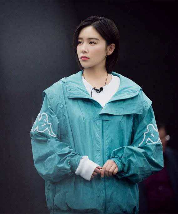 阚清子的新发型攻气十足把短发扎成辫子头样子都变帅了