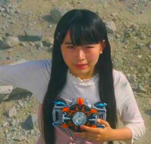 在电视版的25集也就是最后一集,凑朝阳的本体是【真谛水晶】,手持