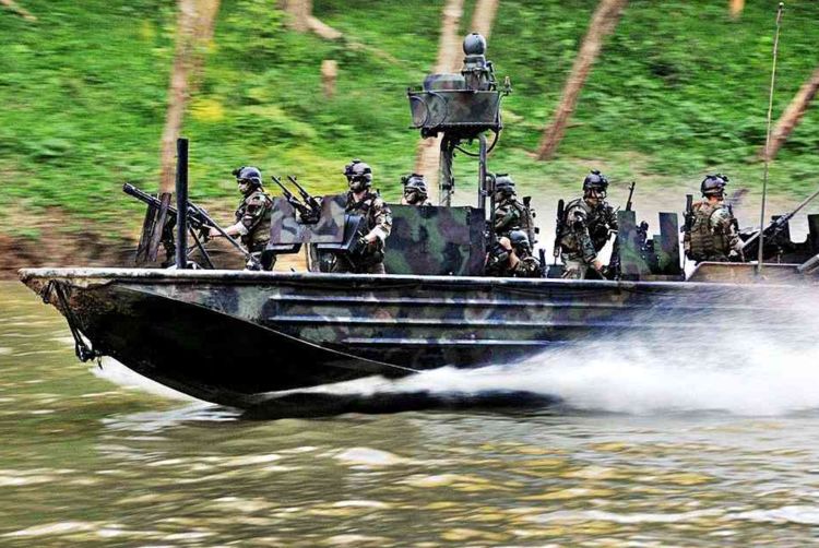 除此之外,这支特种部队与美国海军海豹突击队关系密切,他们中很多成员