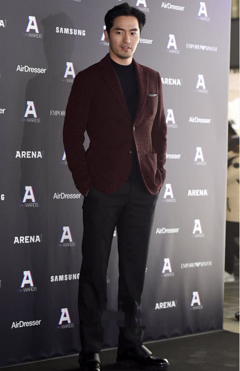 大叔line活动照:李政宰大佬气质,李阵郁胡子拉渣好看吗?