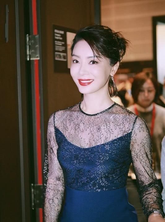 陈数穿蓝色吊带礼服,加上礼服上的蕾丝元素,更显优雅的女人味!