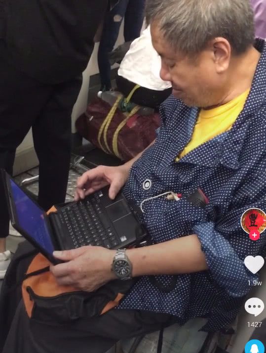 大爷坐地铁玩电脑,下一秒出现的画面让人不适,网友:大爷这品味