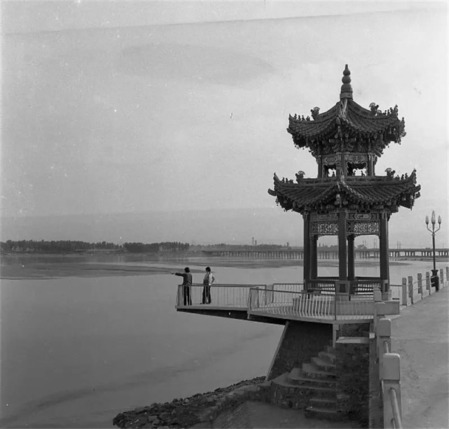 珍贵的老照片,难忘的时光,老旧的建筑至今看来仍感亲切此刻,只想看着