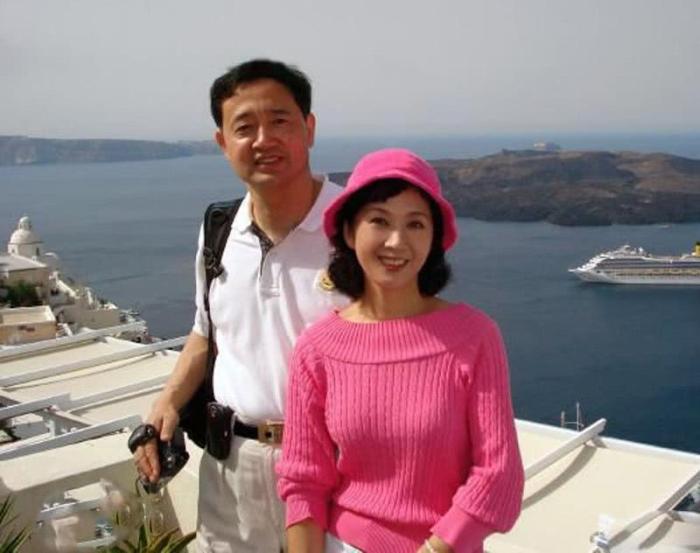 龚雪和张瑜都在优雅老去, 而她偏偏不服老, 把一张漂亮脸整残了