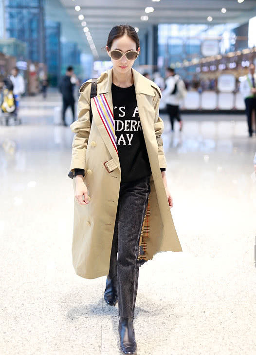 好在大衣配这靴子优雅到极致,一般明星真比不了__财经头条