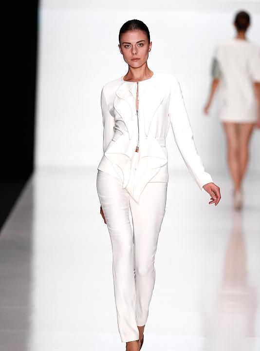 让新颖的细节点亮整体造型,展露清新灵气,衬托潇洒个性