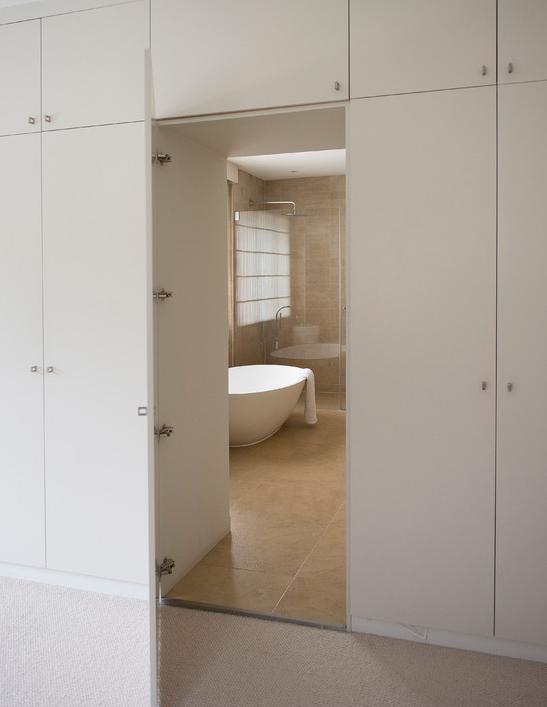 把卫生间装衣柜里,打开一看愣住了,懊悔没早知道