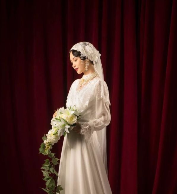 将来结婚照我也要这样拍～上面这件婚纱,是根据建筑大师梁思成林徽因