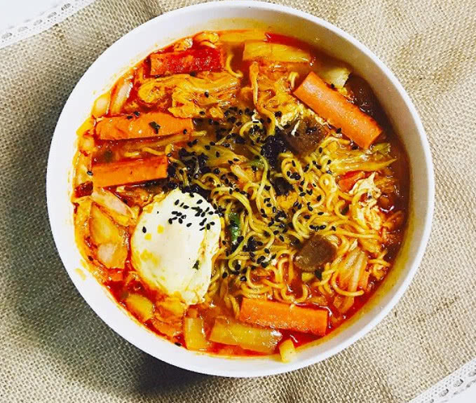 韩国人为何那么爱吃泡面?连泡菜都比泡面贵,不吃就得饿肚子!