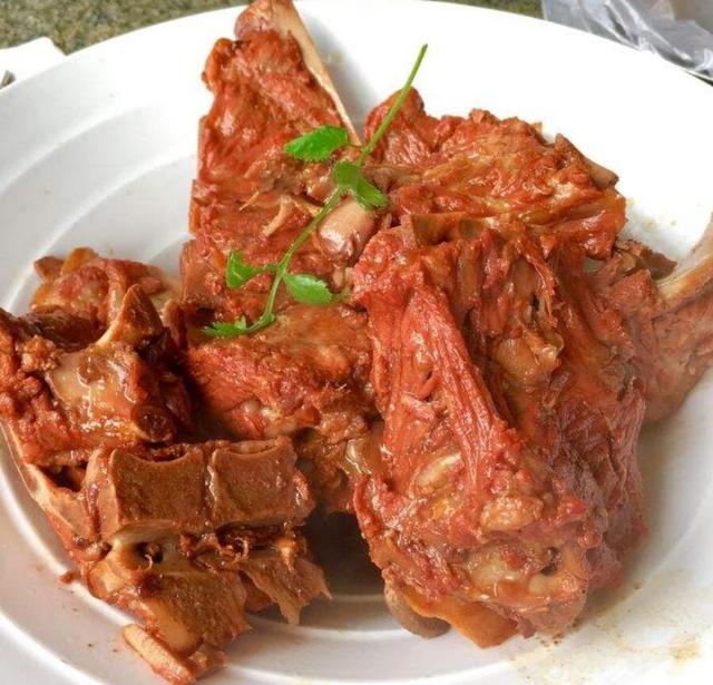 酱香腔骨经过长时间的炖煮后营养丰富口感软糯啃起来特别香