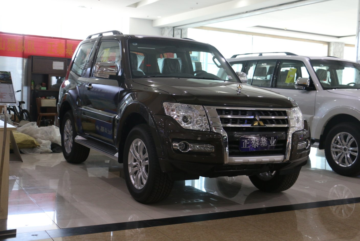 帕杰罗v87:三门,搭载3.8l 汽油发动机帕杰罗v95:五门,搭载3.