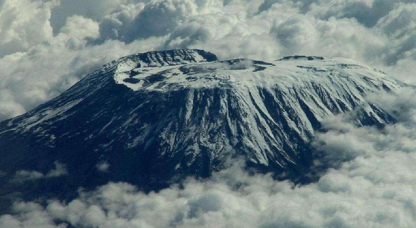 赤道雪山的奇观为何在逐渐消失?一座山融合一年四季