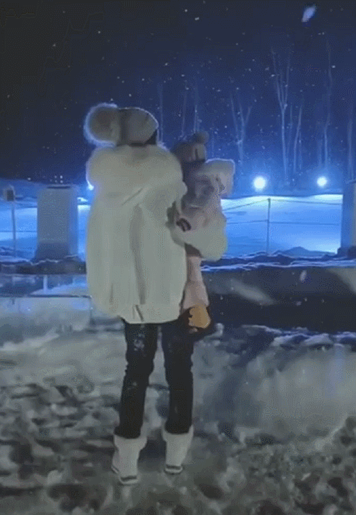 陈赫陪妻女旅游做摄影师张子萱与女儿雪地深情告白超级喜欢你