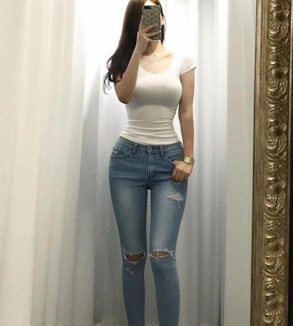 女神穿打底裤秀出完美的s型曲线身材火辣让人喜欢