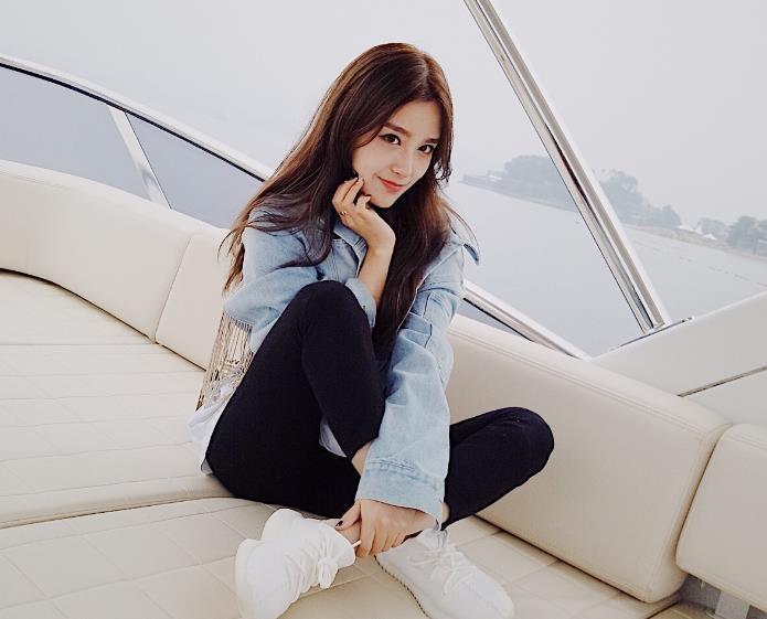 解说rita兑现ig夺冠宣言,泳装发微博,lpl的男解说们全都沸腾了