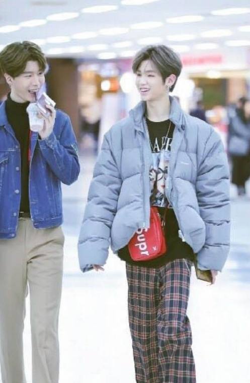 网友偶遇范丞丞和justin逛街兄弟两人肩搭肩私下真要好