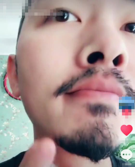 "山羊胡"大叔为找女友,竟对自己下巴做出这种事情,网友:狠!