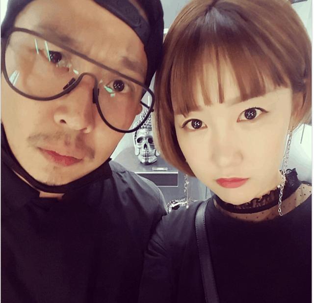 haha河东勋妻子近照曝光怀孕7个月宽松连衣裙都难遮孕肚