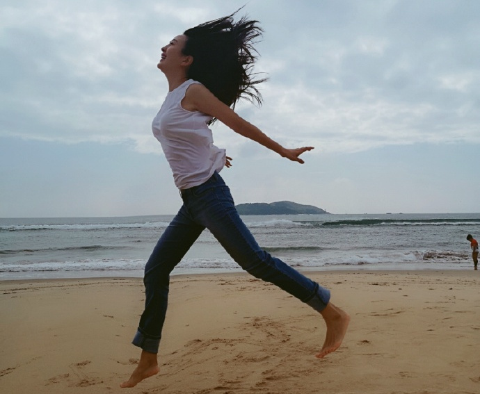 她18岁被导演看中演女主,意外怀孕早产,至今儿子父亲身份不明