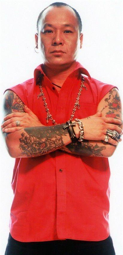 64岁的大b哥, 生活艰辛四处走秀还被打过, 女儿很漂亮却不随他