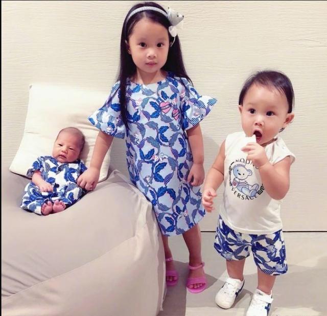 名媛关颖首晒三胎儿子正面照,三个孩子穿同款服装合影实在太可爱