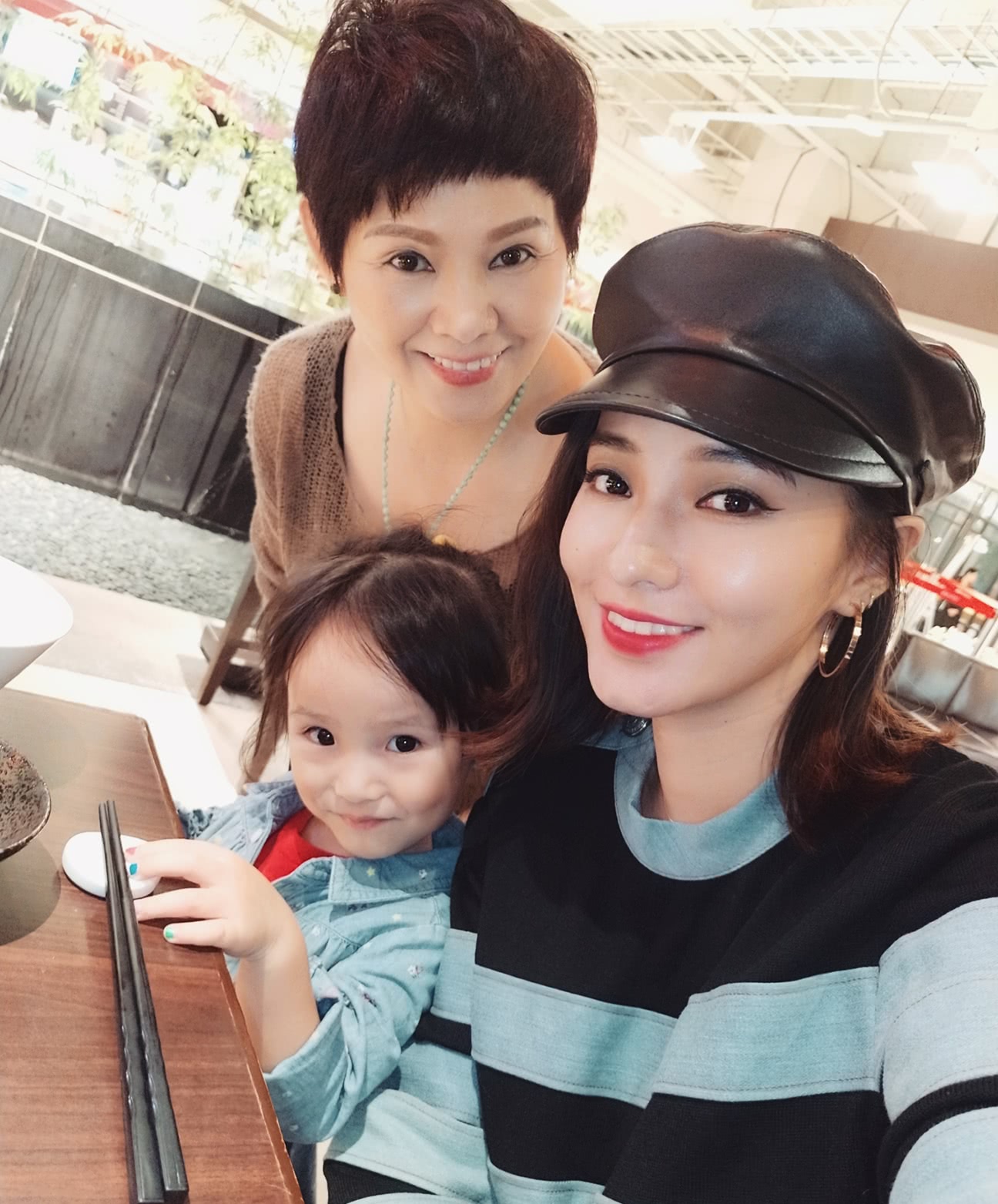 欧弟老婆晒jojo守护妹妹,羡慕有兄弟姐妹的孩子们