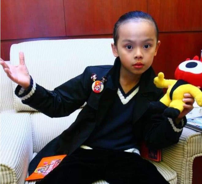 在电视剧中的周小狄和陈俊生虽然说是两个男孩,但是都是由女生饰演的