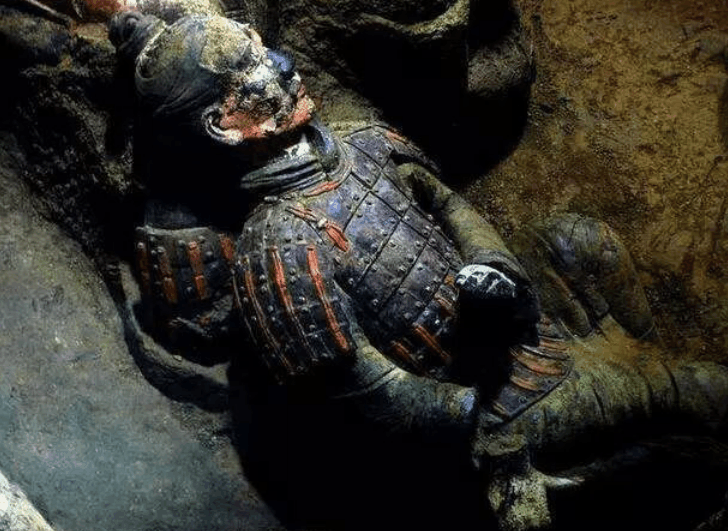 有人说兵马俑是真人烧制的,专家研究一尊破碎兵马俑,揭开真相