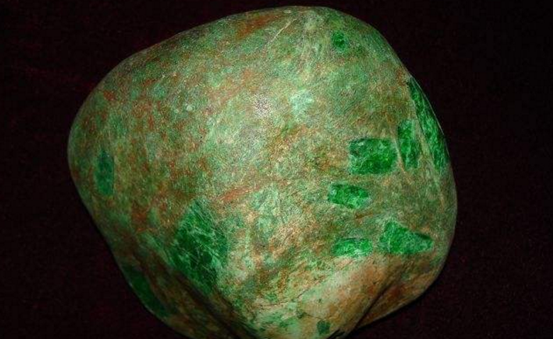 男子旅游在河边游玩,发现一块绿绿的石头,专家鉴定后,放回原位__财经